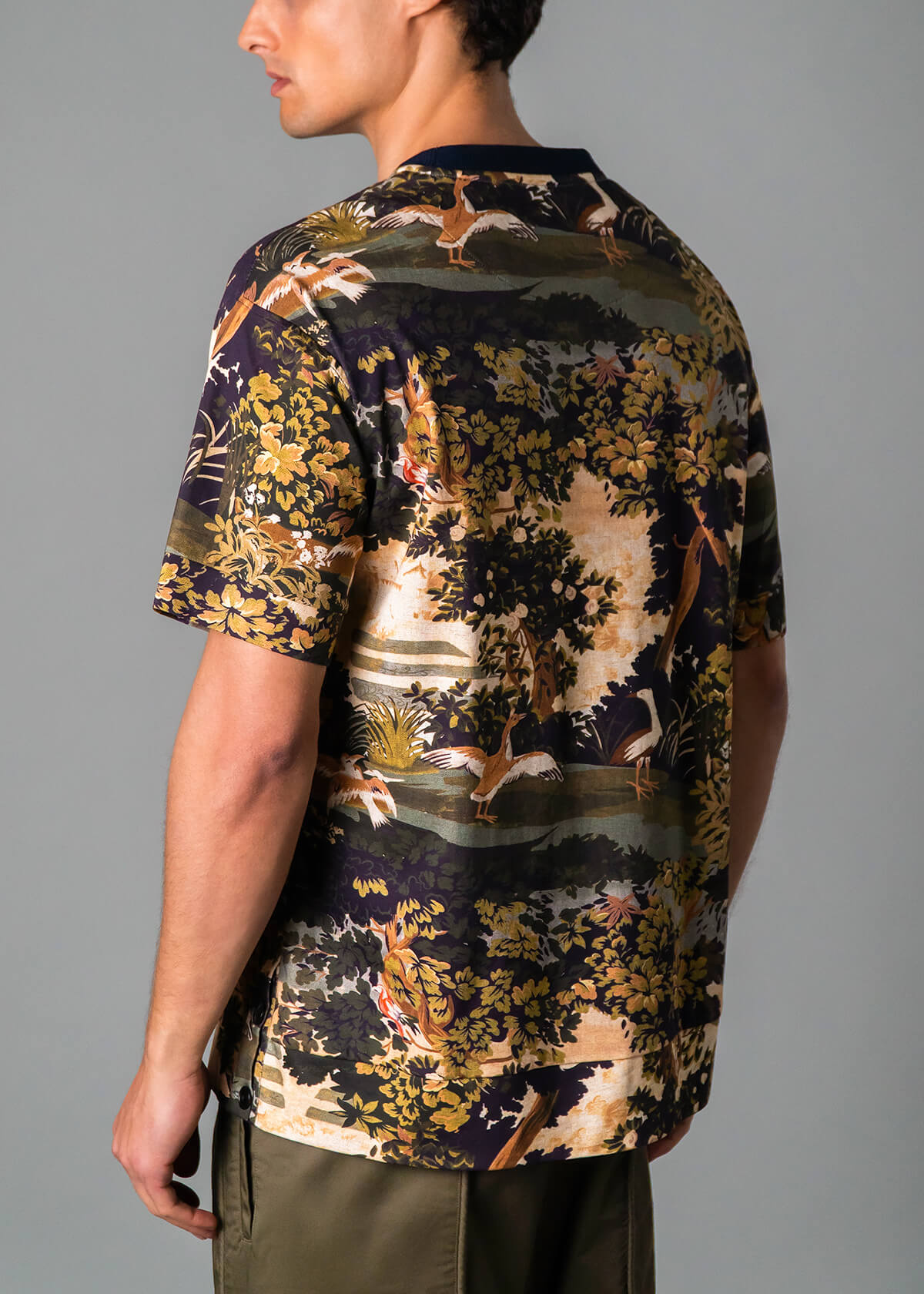 Men’s vacation tee shirt with bold tropical print – Resortwear fashion capturing the White Lotus effect