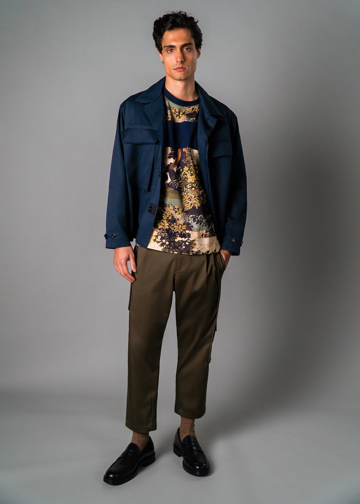 Men’s vacation tee shirt with bold tropical print – Resortwear fashion capturing the White Lotus effect