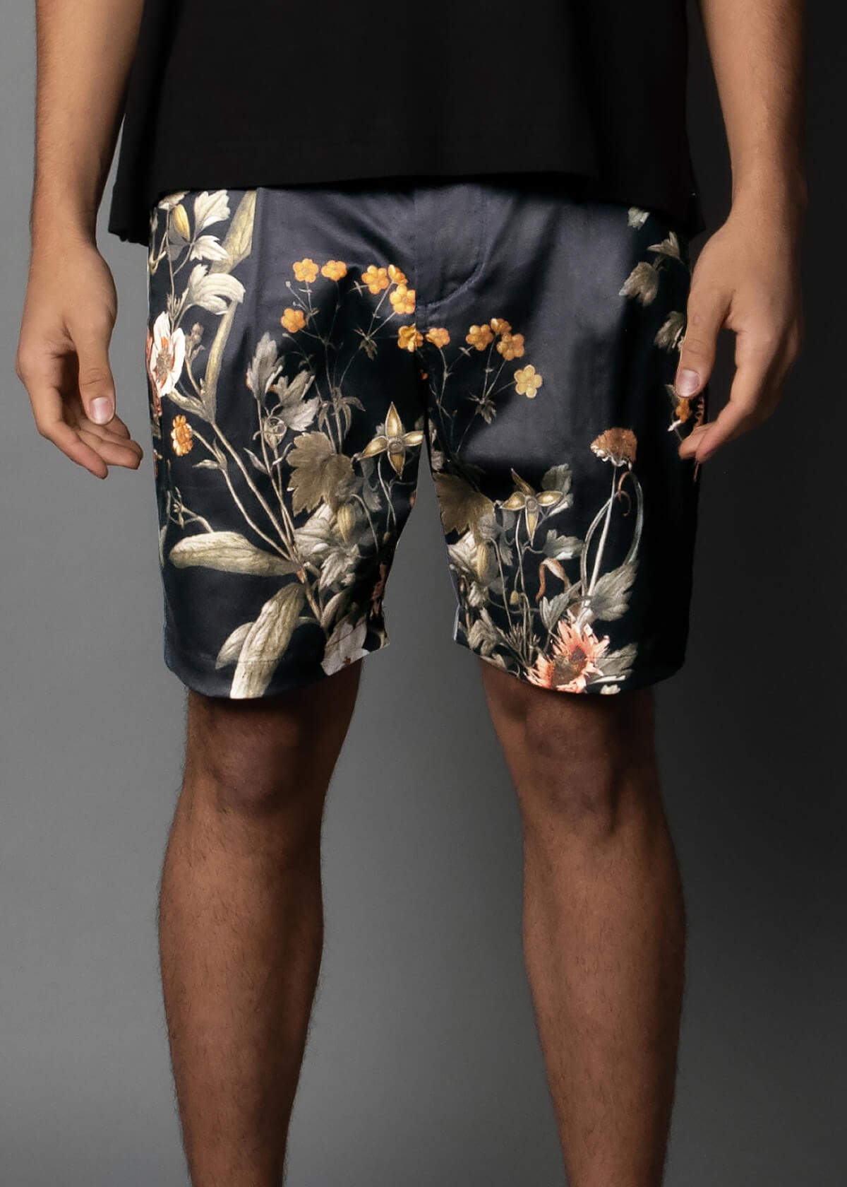 single-pleated cotton short for men in a floral pattern with a navy base
