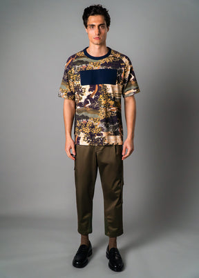Men’s vacation tee shirt with bold tropical print – Resortwear fashion capturing the White Lotus effect