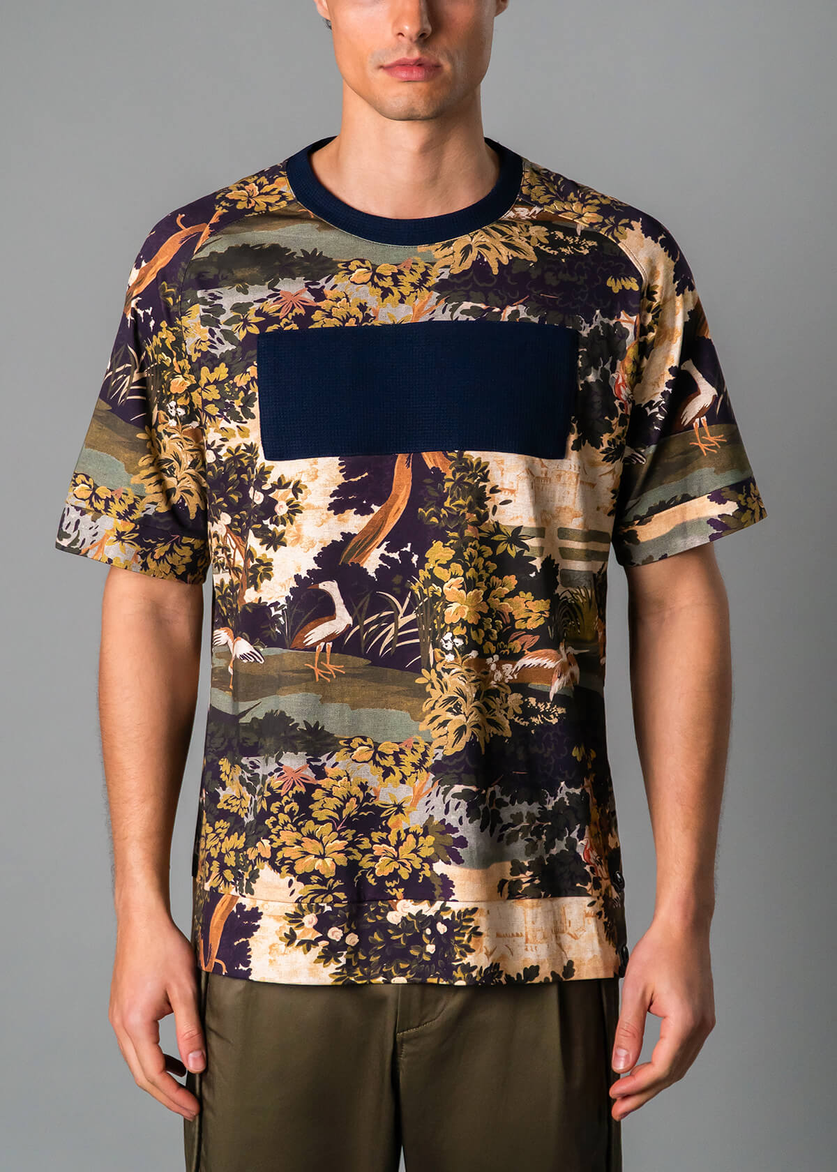 Men’s vacation tee shirt with bold tropical print – Resortwear fashion capturing the White Lotus effect