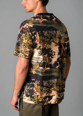 Men’s vacation tee shirt with bold tropical print – Resortwear fashion capturing the White Lotus effect