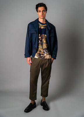 Men’s vacation tee shirt with bold tropical print – Resortwear fashion capturing the White Lotus effect
