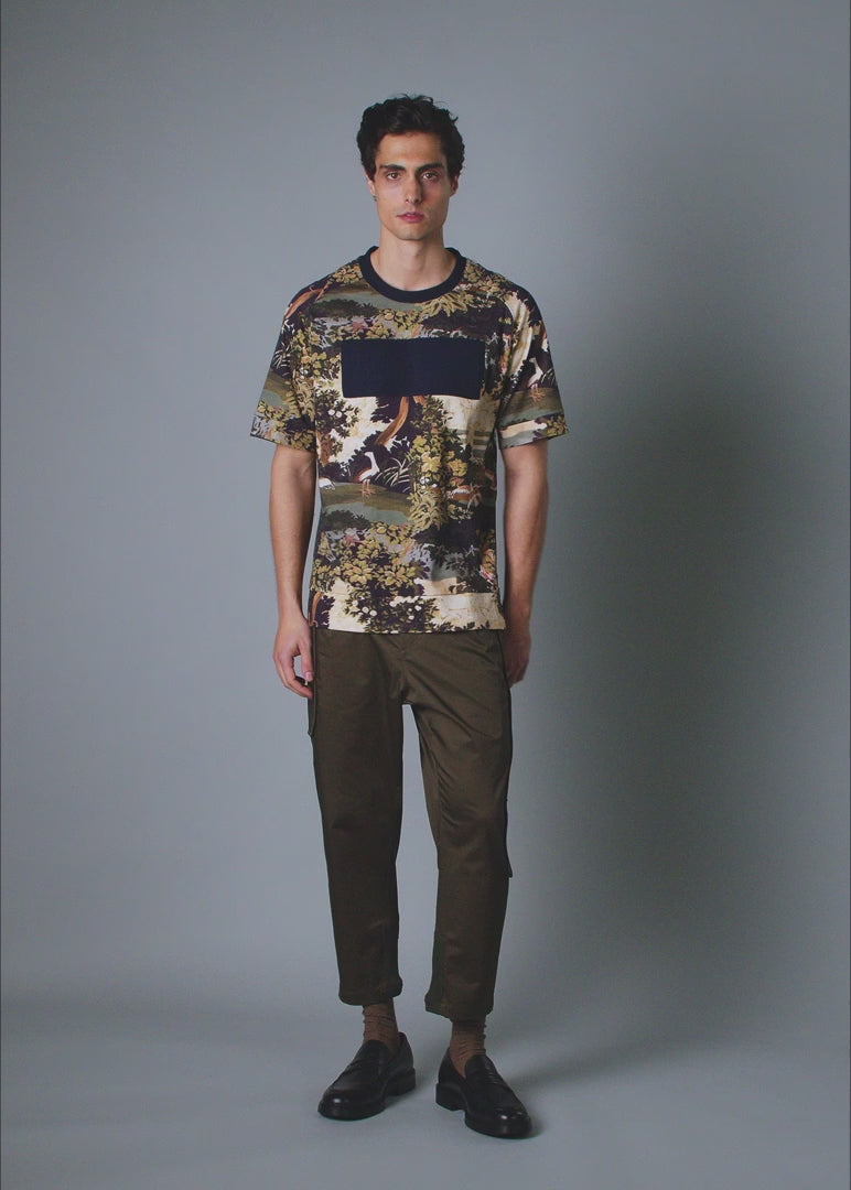 Men’s vacation tee shirt with bold tropical print – Resortwear fashion capturing the White Lotus effect