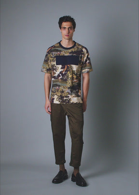 Men’s vacation tee shirt with bold tropical print – Resortwear fashion capturing the White Lotus effect